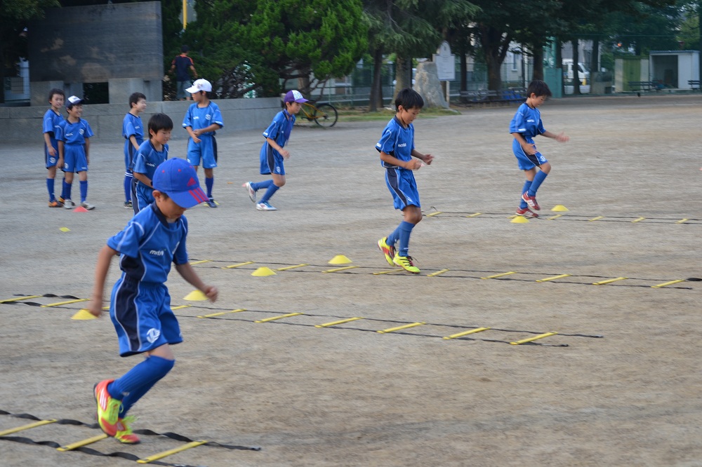 サッカースクールのjsnサッカークラブは2才から小学6年生までのサッカースクールです